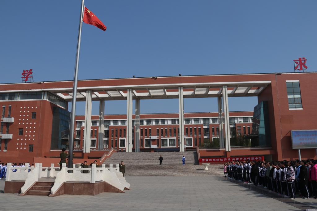 垦利一中举行“强化安全意识提高安全素养”主题升旗仪式