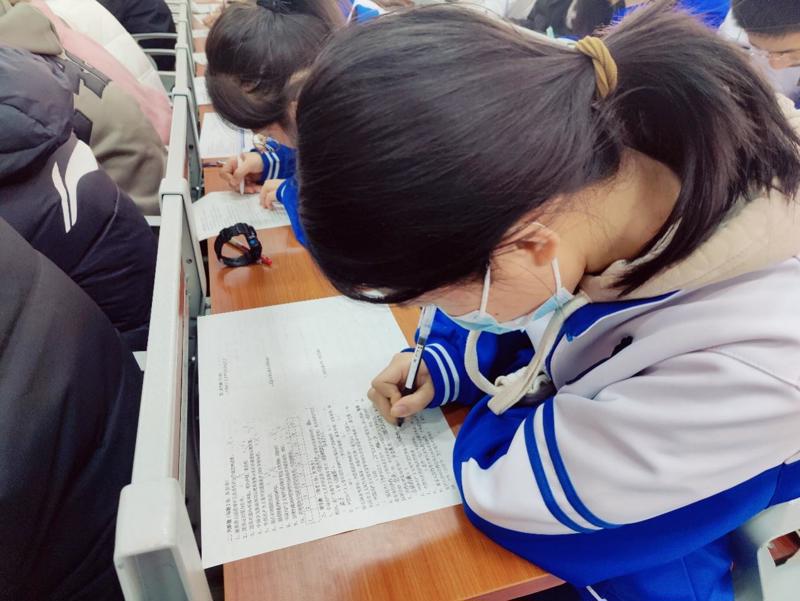 图片包含 人, 看着, 男人, 小孩

描述已自动生成